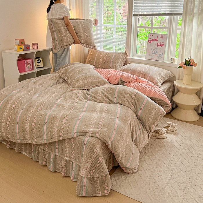 91家纺网 家纺一手货源 找家纺 一比一 2025新款加厚保暖豆豆牛奶绒床盖款四件套粉佳人