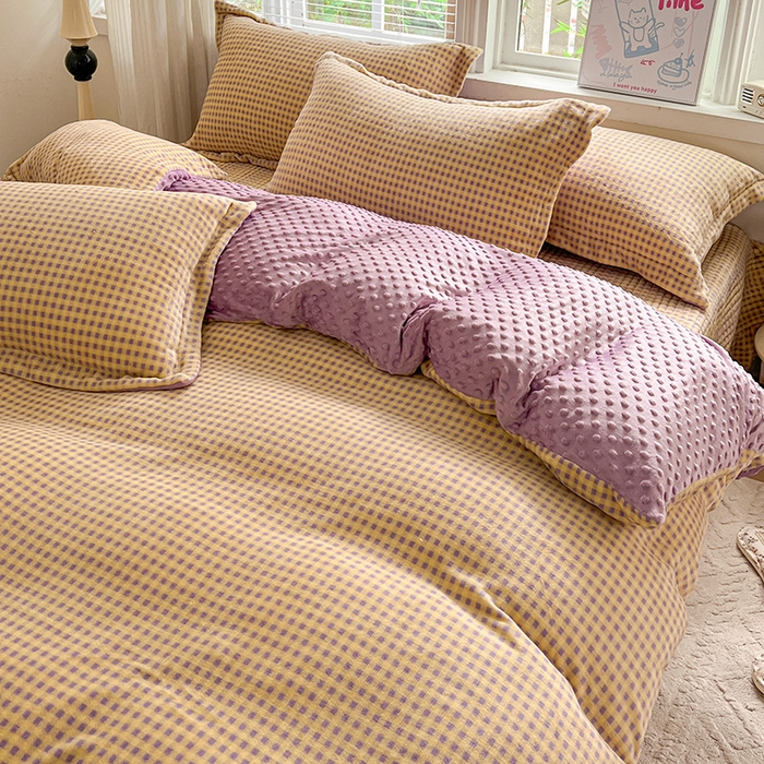 91家纺网 家纺一手货源 找家纺 一比一 2025新款加厚保暖豆豆牛奶绒床盖款四件套格韵