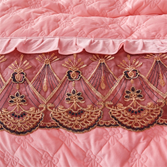 91家纺网 家纺一手货源 找家纺 屹成家纺2025新款水晶绒夹棉绗缝床裙四件套（塞纳河畔）四件套起售价不低于230元 粉玉