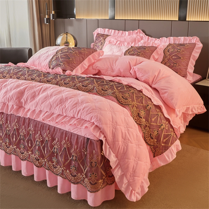 91家纺网 家纺一手货源 找家纺 屹成家纺2025新款水晶绒夹棉绗缝床裙四件套（塞纳河畔）四件套起售价不低于230元 粉玉