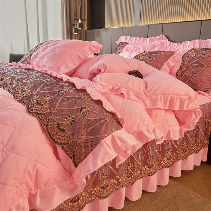 91家纺网 家纺一手货源 找家纺 屹成家纺2025新款水晶绒夹棉绗缝床裙四件套（塞纳河畔）四件套起售价不低于230元 粉玉