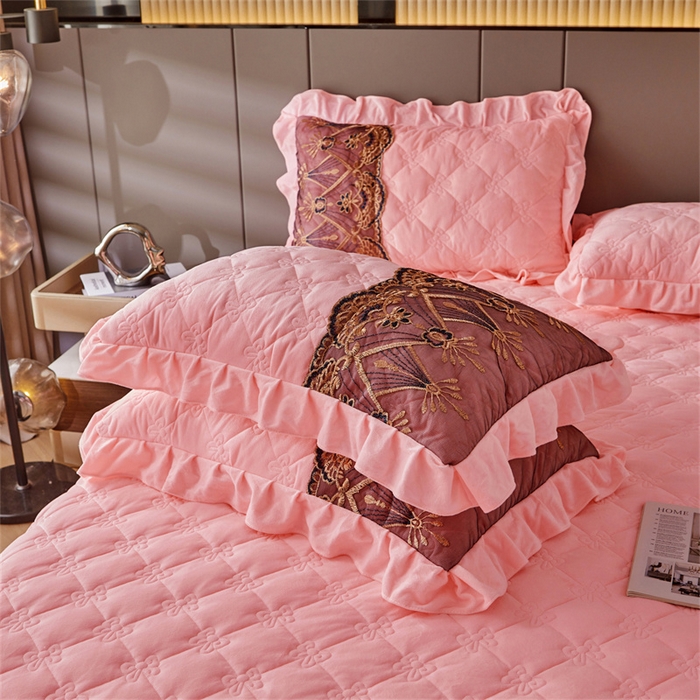 91家纺网 家纺一手货源 找家纺 屹成家纺2025新款水晶绒夹棉绗缝床裙四件套（塞纳河畔）四件套起售价不低于230元 粉玉