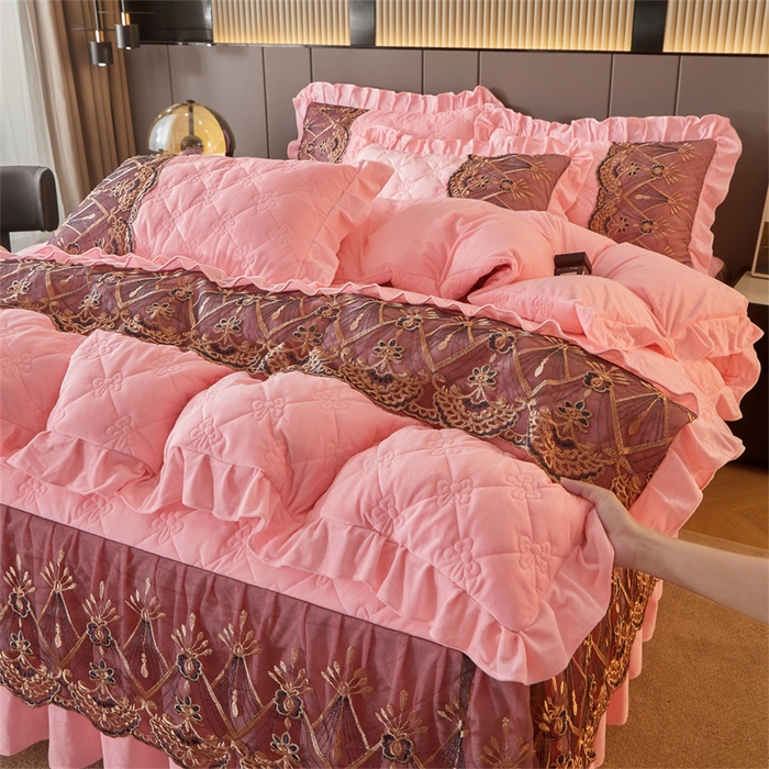 91家纺网 家纺一手货源 找家纺 屹成家纺2025新款水晶绒夹棉绗缝床裙四件套（塞纳河畔）四件套起售价不低于230元 粉玉