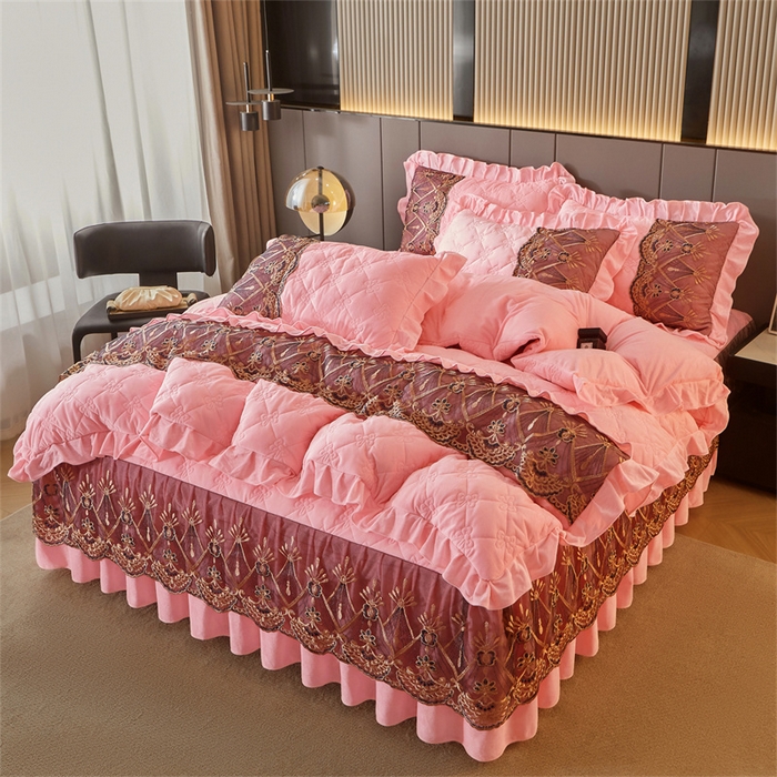 91家纺网 家纺一手货源 找家纺 屹成家纺2025新款水晶绒夹棉绗缝床裙四件套（塞纳河畔）四件套起售价不低于230元 粉玉