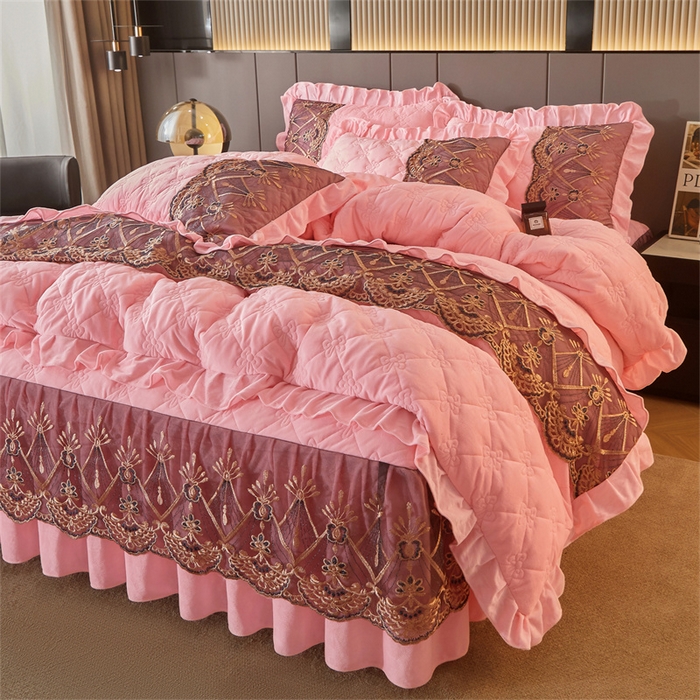 91家纺网 家纺一手货源 找家纺 屹成家纺2025新款水晶绒夹棉绗缝床裙四件套（塞纳河畔）四件套起售价不低于230元 粉玉