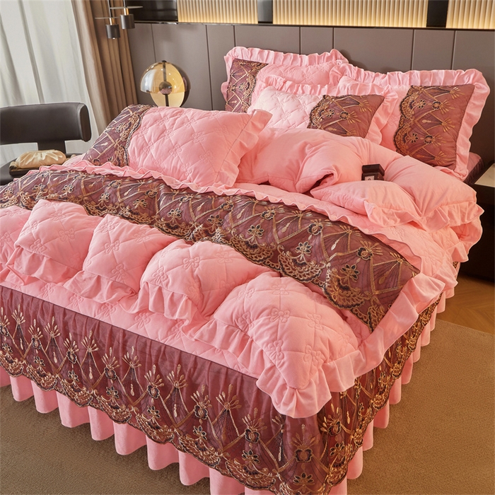 91家纺网 家纺一手货源 找家纺 屹成家纺2025新款水晶绒夹棉绗缝床裙四件套（塞纳河畔）四件套起售价不低于230元 粉玉