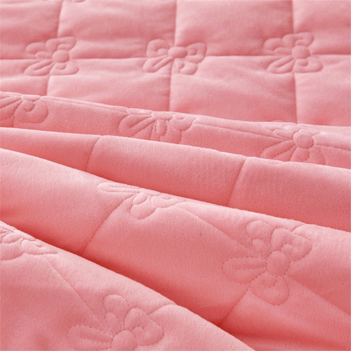 91家纺网 家纺一手货源 找家纺 屹成家纺2025新款水晶绒夹棉绗缝床裙四件套（塞纳河畔）四件套起售价不低于230元 粉玉