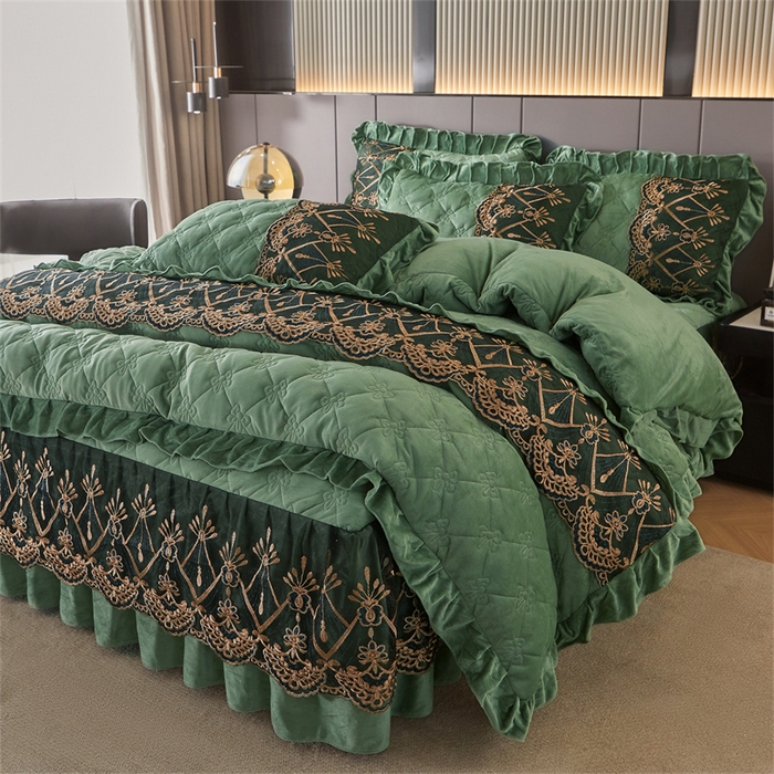 91家纺网 家纺一手货源 找家纺 屹成家纺2025新款水晶绒夹棉绗缝床裙四件套（塞纳河畔）四件套起售价不低于230元 橄榄绿