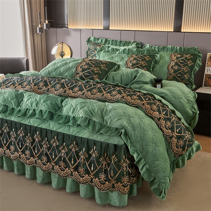 91家纺网 家纺一手货源 找家纺 屹成家纺2025新款水晶绒夹棉绗缝床裙四件套（塞纳河畔）四件套起售价不低于230元 橄榄绿
