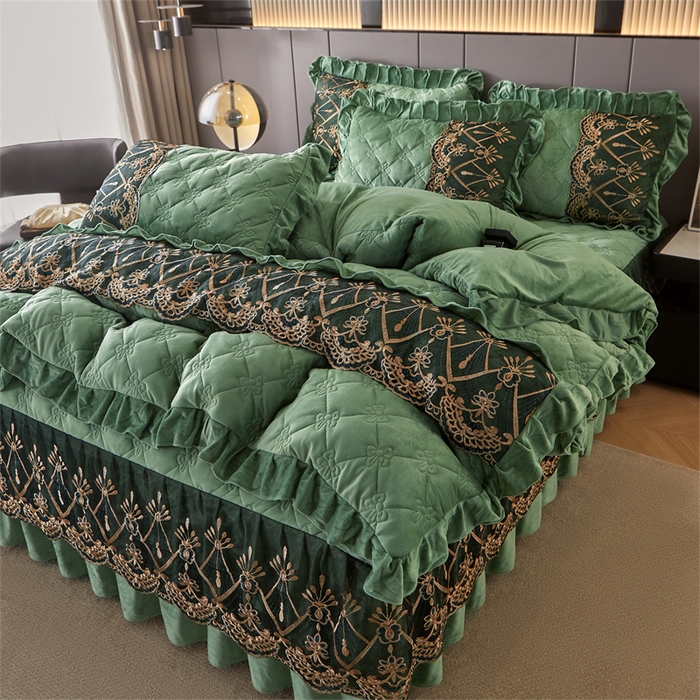 91家纺网 家纺一手货源 找家纺 屹成家纺2025新款水晶绒夹棉绗缝床裙四件套（塞纳河畔）四件套起售价不低于230元 橄榄绿