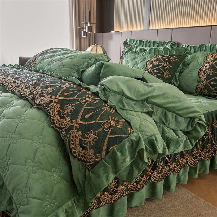 91家纺网 家纺一手货源 找家纺 屹成家纺2025新款水晶绒夹棉绗缝床裙四件套（塞纳河畔）四件套起售价不低于230元 橄榄绿