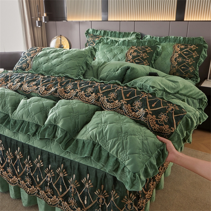 91家纺网 家纺一手货源 找家纺 屹成家纺2025新款水晶绒夹棉绗缝床裙四件套（塞纳河畔）四件套起售价不低于230元 橄榄绿