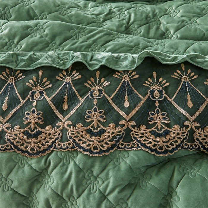 91家纺网 家纺一手货源 找家纺 屹成家纺2025新款水晶绒夹棉绗缝床裙四件套（塞纳河畔）四件套起售价不低于230元 橄榄绿
