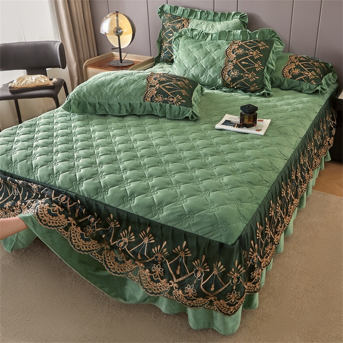 91家纺网 家纺一手货源 找家纺 屹成家纺2025新款水晶绒夹棉绗缝床裙四件套（塞纳河畔）四件套起售价不低于230元 橄榄绿
