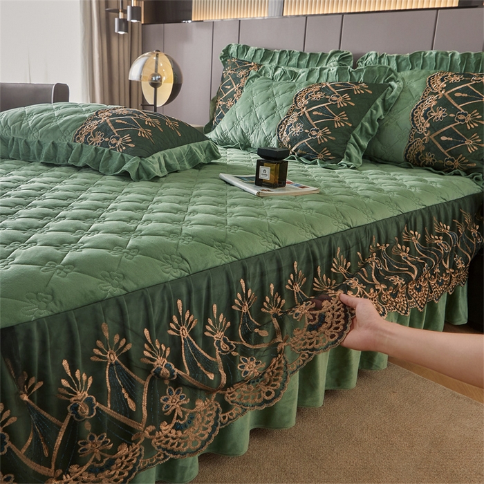 91家纺网 家纺一手货源 找家纺 屹成家纺2025新款水晶绒夹棉绗缝床裙四件套（塞纳河畔）四件套起售价不低于230元 橄榄绿
