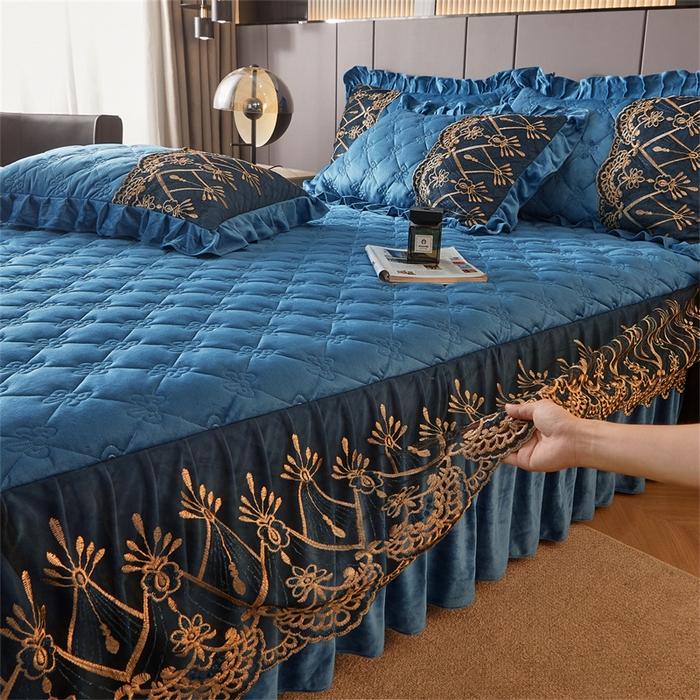 91家纺网 家纺一手货源 找家纺 屹成家纺2025新款水晶绒夹棉绗缝床裙四件套（塞纳河畔）四件套起售价不低于230元 蔚蓝