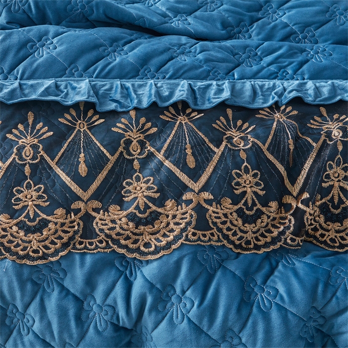 91家纺网 家纺一手货源 找家纺 屹成家纺2025新款水晶绒夹棉绗缝床裙四件套（塞纳河畔）四件套起售价不低于230元 蔚蓝