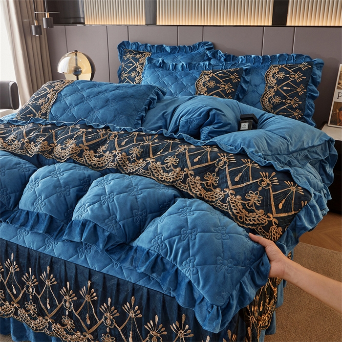 91家纺网 家纺一手货源 找家纺 屹成家纺2025新款水晶绒夹棉绗缝床裙四件套（塞纳河畔）四件套起售价不低于230元 蔚蓝