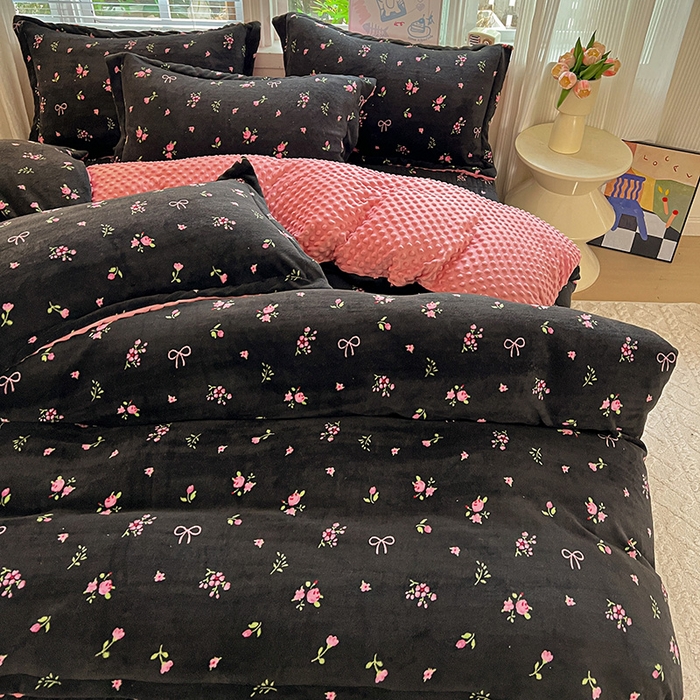 91家纺网 家纺一手货源 找家纺 一比一 2025新款加厚保暖豆豆牛奶绒床盖款四件套黑绒花梦