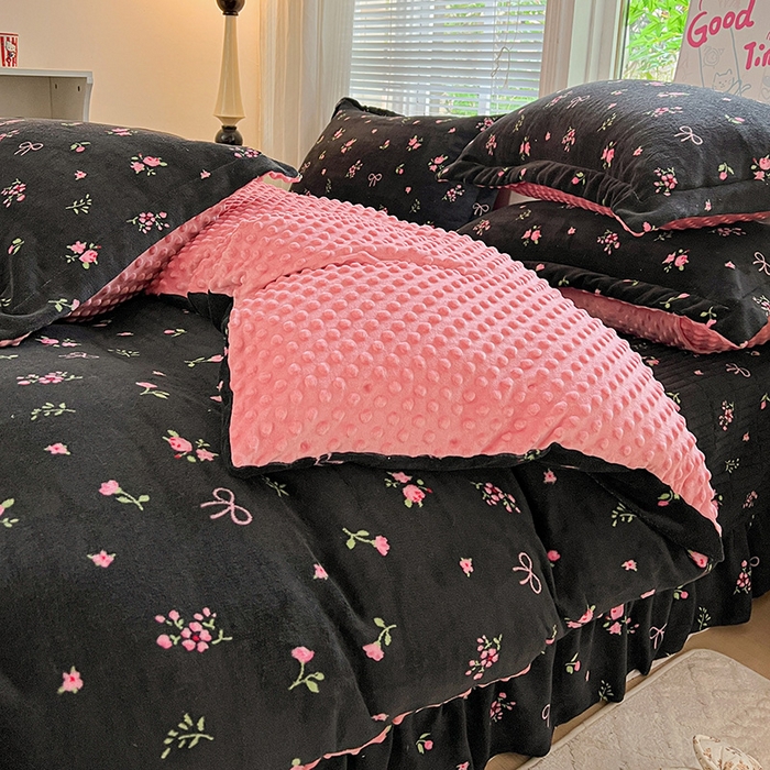 91家纺网 家纺一手货源 找家纺 一比一 2025新款加厚保暖豆豆牛奶绒床盖款四件套黑绒花梦