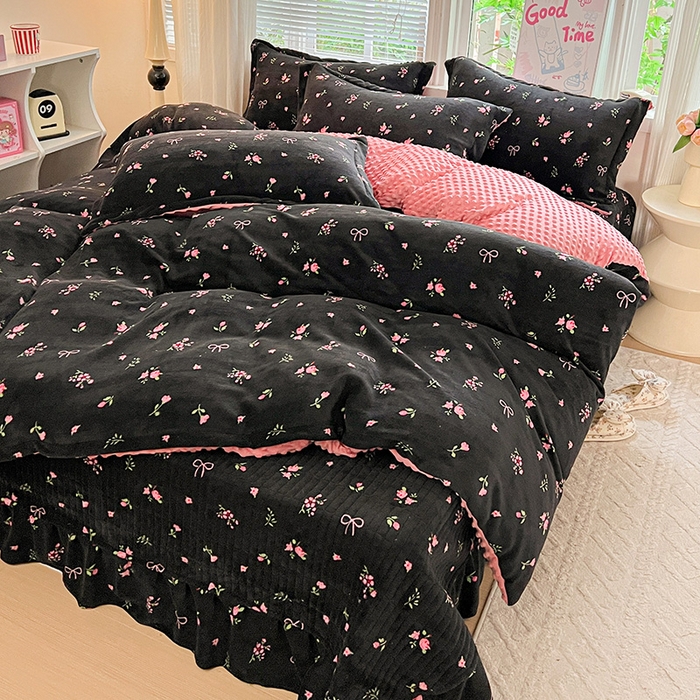 91家纺网 家纺一手货源 找家纺 一比一 2025新款加厚保暖豆豆牛奶绒床盖款四件套黑绒花梦