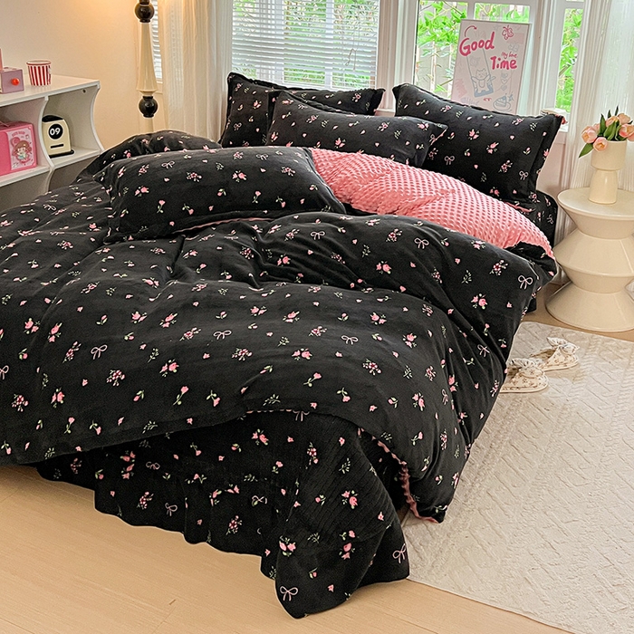 91家纺网 家纺一手货源 找家纺 一比一 2025新款加厚保暖豆豆牛奶绒床盖款四件套黑绒花梦