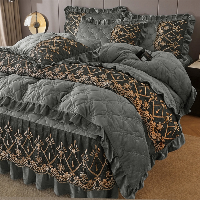 91家纺网 家纺一手货源 找家纺 屹成家纺2025新款水晶绒夹棉绗缝床裙四件套（塞纳河畔）四件套起售价不低于230元 银灰