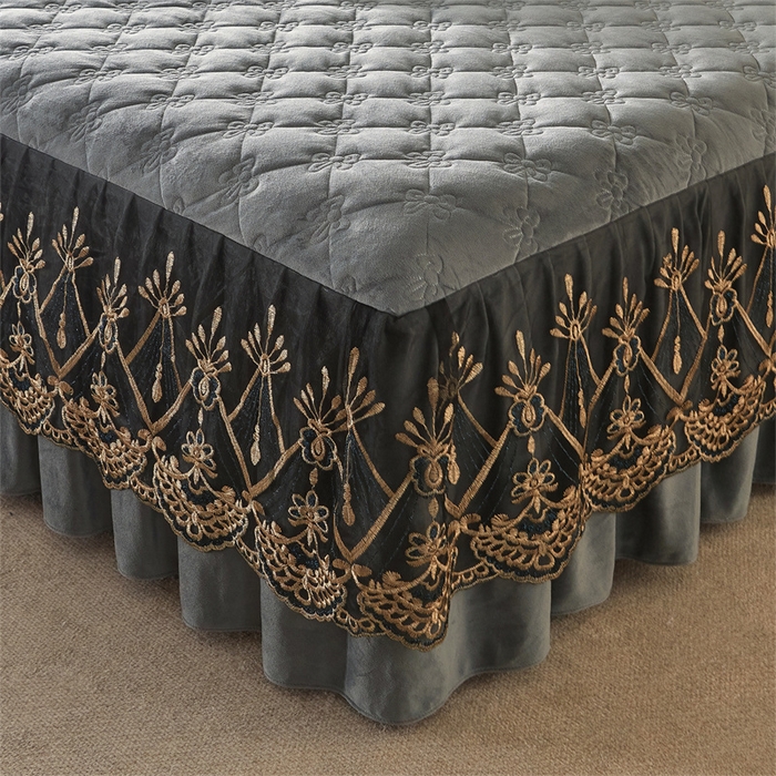 91家纺网 家纺一手货源 找家纺 屹成家纺2025新款水晶绒夹棉绗缝床裙四件套（塞纳河畔）四件套起售价不低于230元 银灰