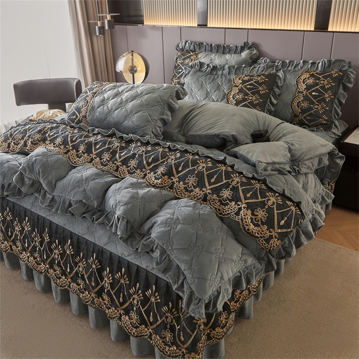 91家纺网 家纺一手货源 找家纺 屹成家纺2025新款水晶绒夹棉绗缝床裙四件套（塞纳河畔）四件套起售价不低于230元 银灰