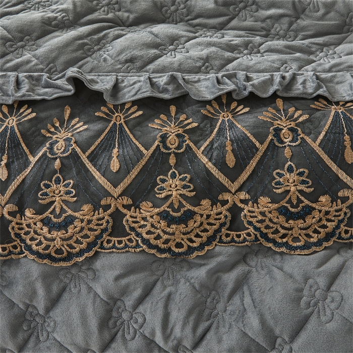 91家纺网 家纺一手货源 找家纺 屹成家纺2025新款水晶绒夹棉绗缝床裙四件套（塞纳河畔）四件套起售价不低于230元 银灰