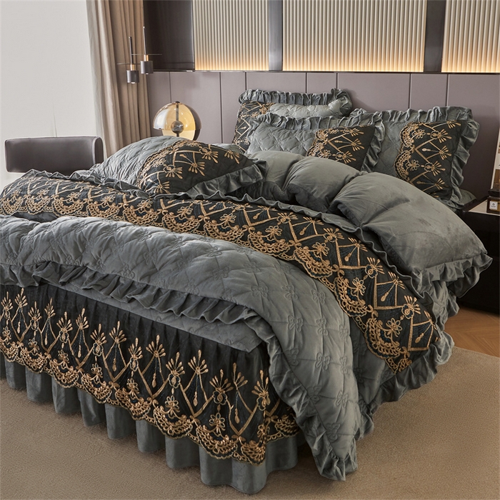 91家纺网 家纺一手货源 找家纺 屹成家纺2025新款水晶绒夹棉绗缝床裙四件套（塞纳河畔）四件套起售价不低于230元 银灰