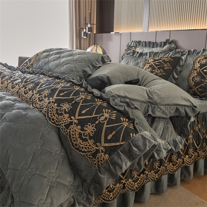 91家纺网 家纺一手货源 找家纺 屹成家纺2025新款水晶绒夹棉绗缝床裙四件套（塞纳河畔）四件套起售价不低于230元 银灰