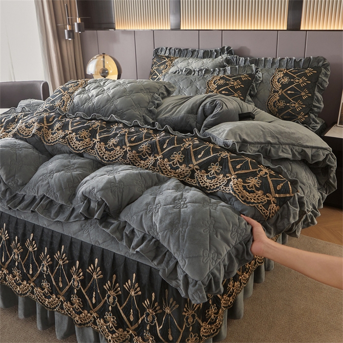 91家纺网 家纺一手货源 找家纺 屹成家纺2025新款水晶绒夹棉绗缝床裙四件套（塞纳河畔）四件套起售价不低于230元 银灰