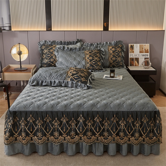 91家纺网 家纺一手货源 找家纺 屹成家纺2025新款水晶绒夹棉绗缝床裙四件套（塞纳河畔）四件套起售价不低于230元 银灰