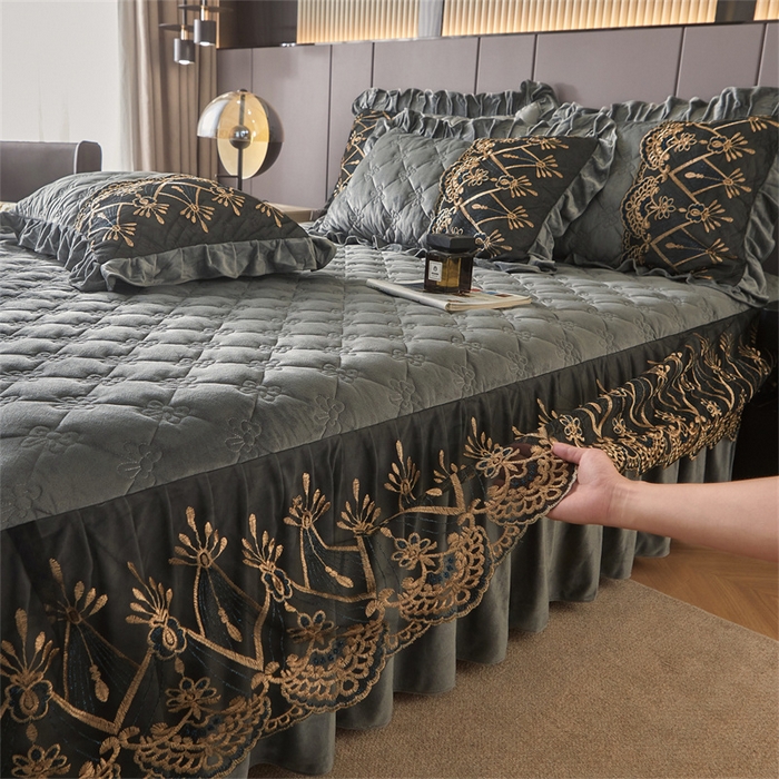 91家纺网 家纺一手货源 找家纺 屹成家纺2025新款水晶绒夹棉绗缝床裙四件套（塞纳河畔）四件套起售价不低于230元 银灰