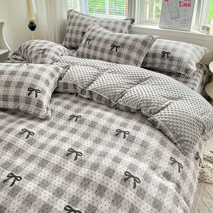 91家纺网 家纺一手货源 找家纺 一比一 2025新款加厚保暖豆豆牛奶绒床盖款四件套蝴蝶结