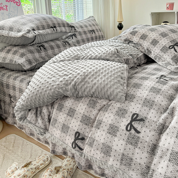 91家纺网 家纺一手货源 找家纺 一比一 2025新款加厚保暖豆豆牛奶绒床盖款四件套蝴蝶结