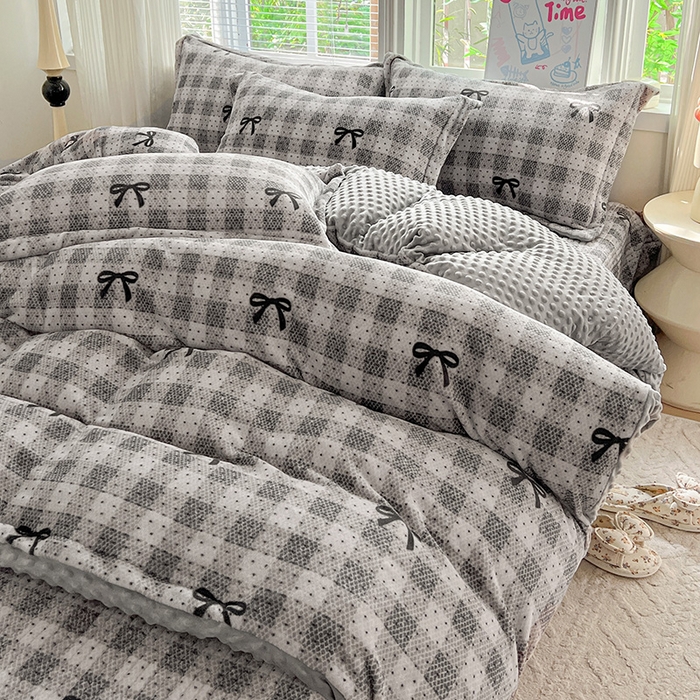 91家纺网 家纺一手货源 找家纺 一比一 2025新款加厚保暖豆豆牛奶绒床盖款四件套蝴蝶结