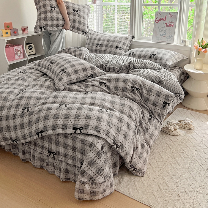 91家纺网 家纺一手货源 找家纺 一比一 2025新款加厚保暖豆豆牛奶绒床盖款四件套蝴蝶结