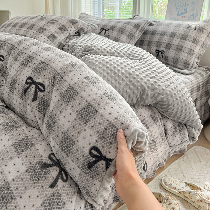 91家纺网 家纺一手货源 找家纺 一比一 2025新款加厚保暖豆豆牛奶绒床盖款四件套蝴蝶结