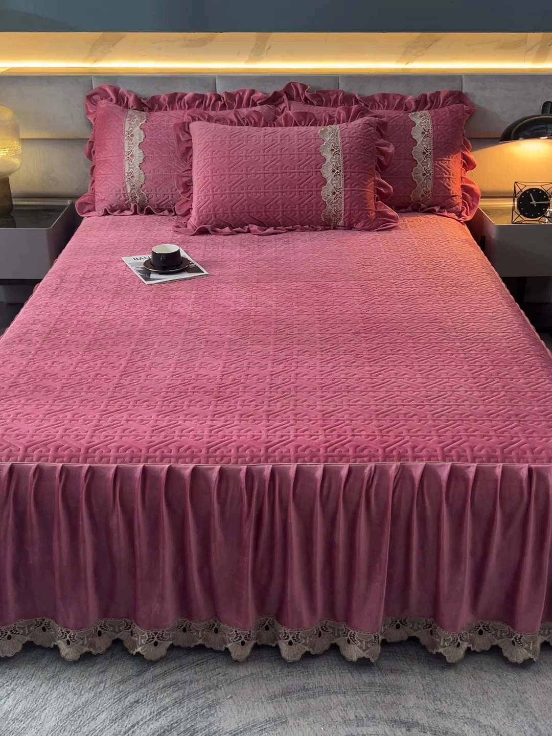 91家纺网 家纺一手货源 找家纺 忘忧草 2025新款婴儿绒夹棉单床裙 床裙单件-安娜系列 安娜-豆沙色