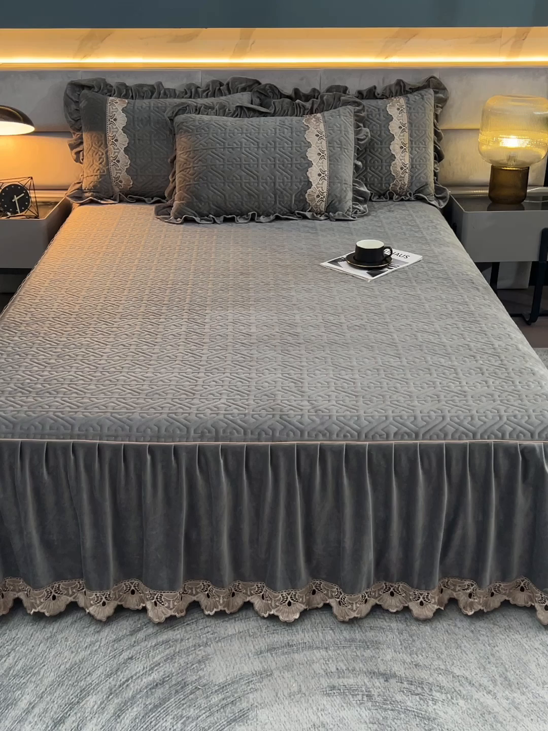 91家纺网 家纺一手货源 找家纺 忘忧草 2025新款婴儿绒夹棉单床裙 床裙单件-安娜系列 安娜-高级灰