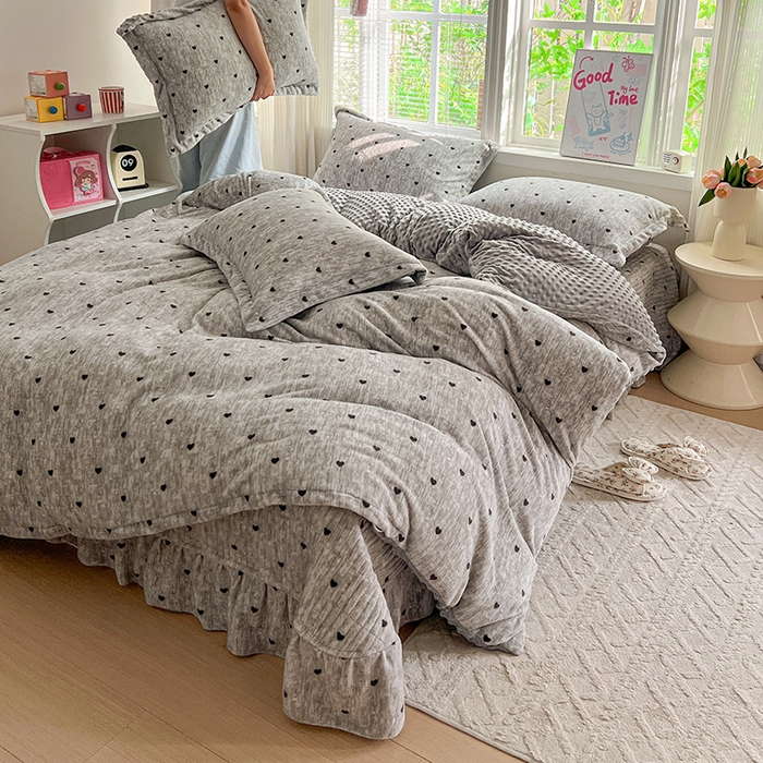 91家纺网 家纺一手货源 找家纺 一比一 2025新款加厚保暖豆豆牛奶绒床盖款四件套灰色小心心