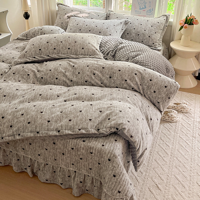 91家纺网 家纺一手货源 找家纺 一比一 2025新款加厚保暖豆豆牛奶绒床盖款四件套灰色小心心