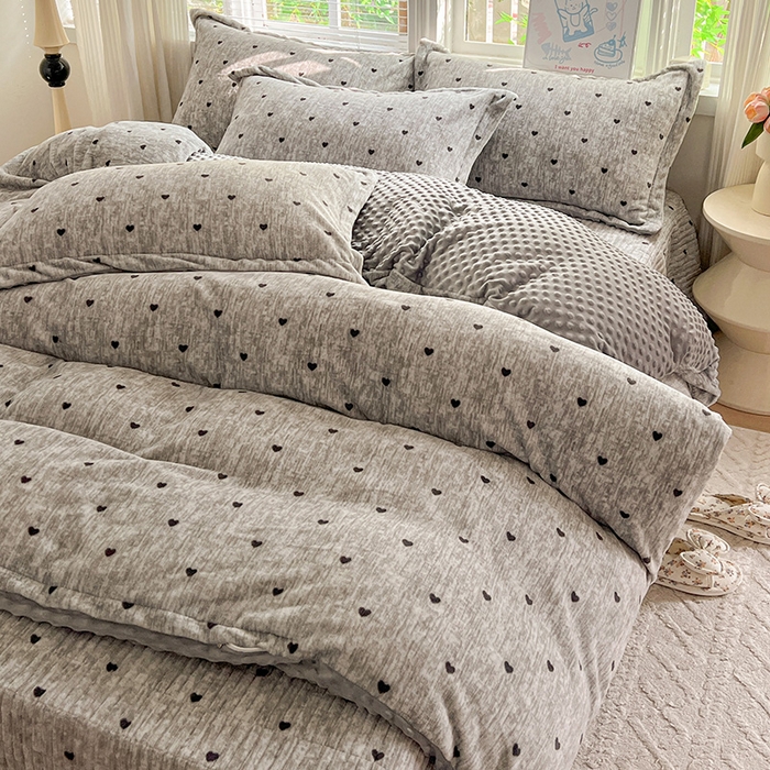 91家纺网 家纺一手货源 找家纺 一比一 2025新款加厚保暖豆豆牛奶绒床盖款四件套灰色小心心