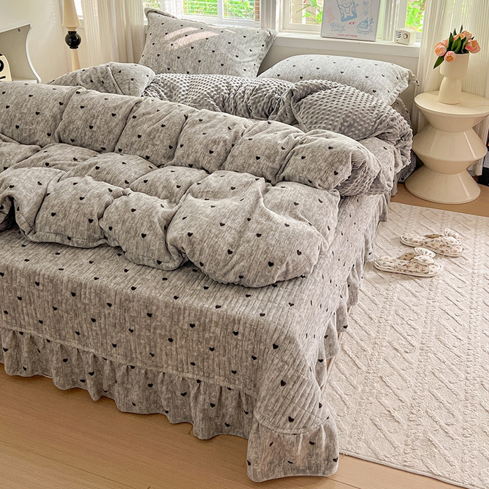 91家纺网 家纺一手货源 找家纺 一比一 2025新款加厚保暖豆豆牛奶绒床盖款四件套灰色小心心