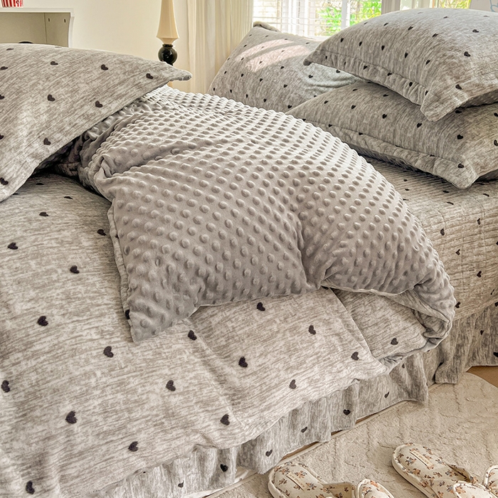 91家纺网 家纺一手货源 找家纺 一比一 2025新款加厚保暖豆豆牛奶绒床盖款四件套灰色小心心
