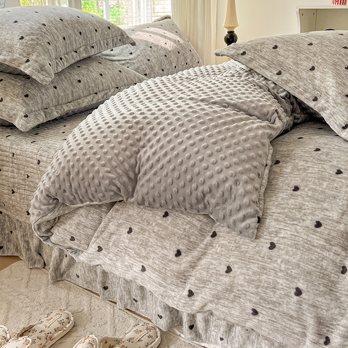 91家纺网 家纺一手货源 找家纺 一比一 2025新款加厚保暖豆豆牛奶绒床盖款四件套灰色小心心