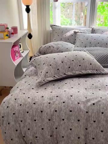 91家纺网 家纺一手货源 找家纺 一比一 2025新款加厚保暖豆豆牛奶绒床盖款四件套灰色小心心
