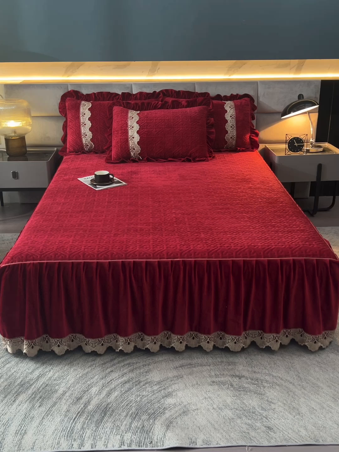 91家纺网 家纺一手货源 找家纺 忘忧草 2025新款婴儿绒夹棉单床裙 床裙单件-安娜系列 安娜-亮酒红